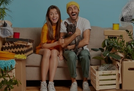 casal feliz posando para a foto, segurando o seu pet de estimação nos braços